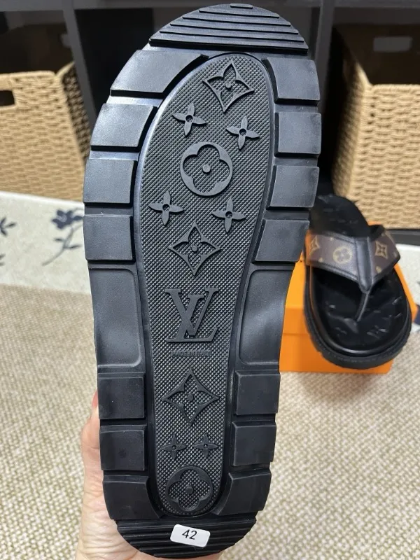 P270🏆Louis Vuitton 🏆[Louis Vuitton] Spring/Summer 2025 [Men's Flip Flops] 🎯🎯As an active family in the fashion industry ⭐ Lv is characterized by bold innovation ⚡Create this casual business style for Chinese fashionable men ✨The fabric is made of imported high-grade cowhide 🔥 Clean and neat ⚡Fashionable and elegant🌹Breathable, sweat-absorbent and deodorant👈So luxurious, high-end and domineering. 👍Must be sold if you repost the picture. Number of yards: 38--46. Color: 🎉 For large quantities. Welcome to repost.